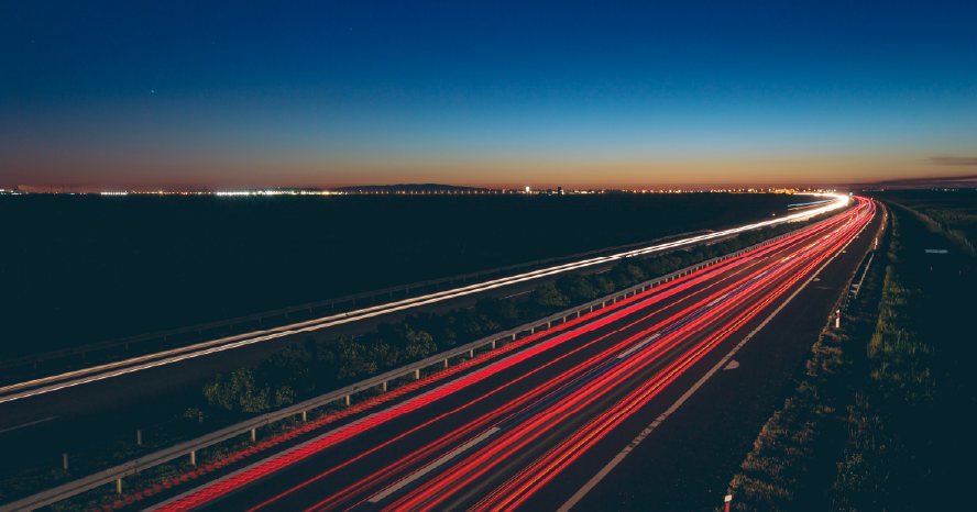 Autopista de noche con estelas de luz