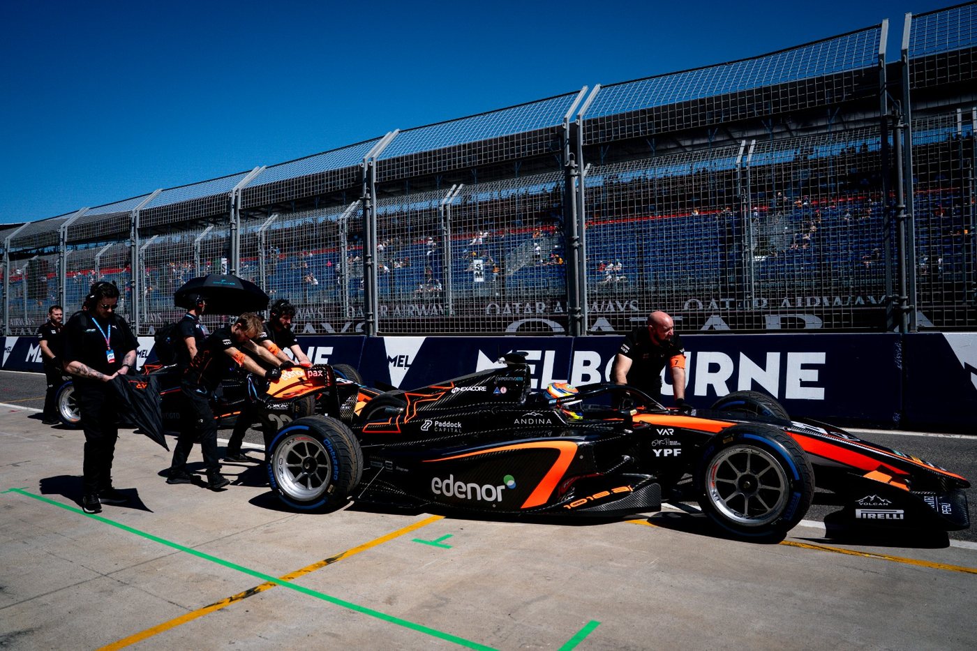 El equipo lleva el monoplaza patrocinado por Paddock Capital por la calle de boxes