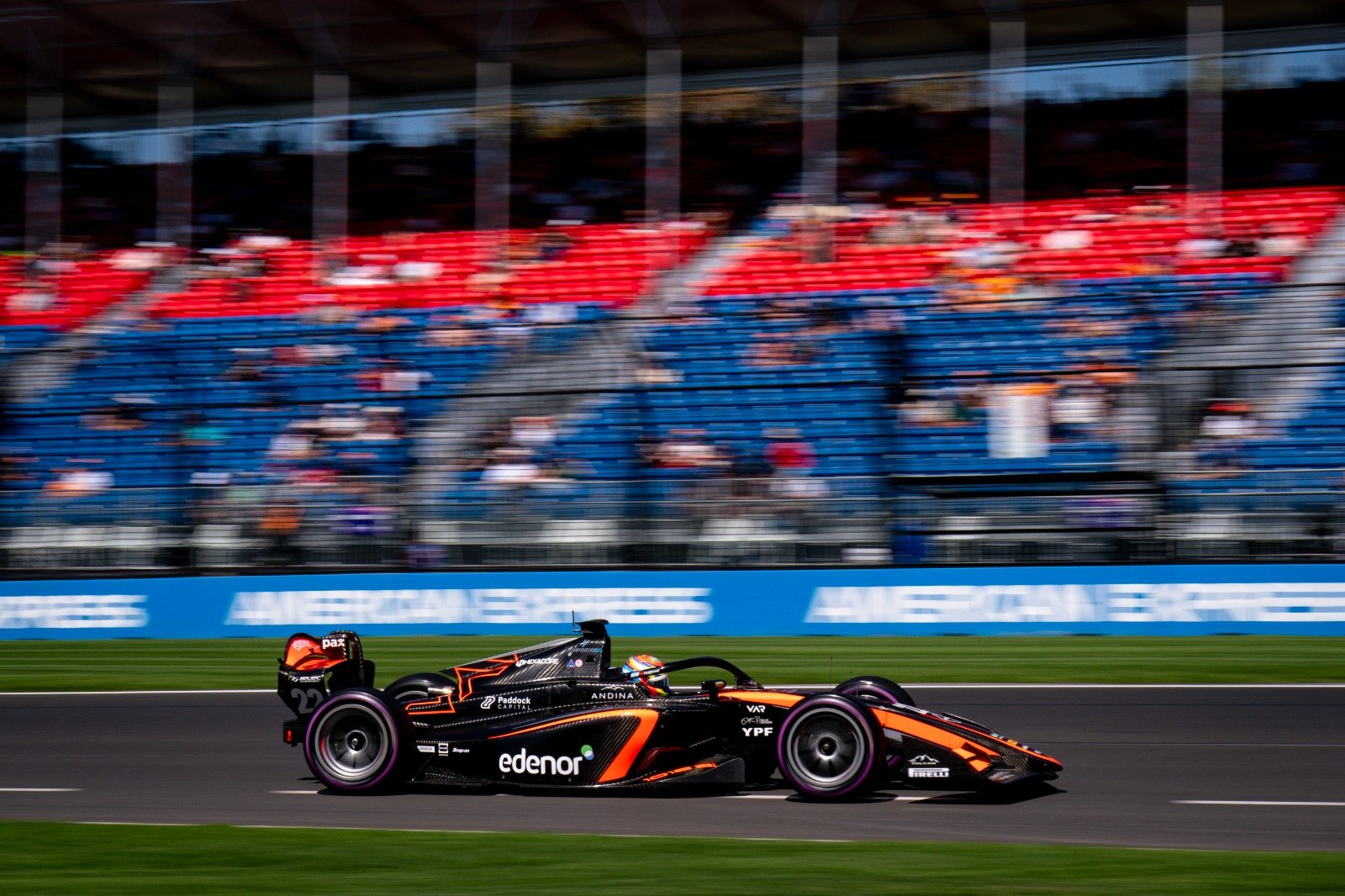 El monoplaza patrocinado por Paddock Capital en pista